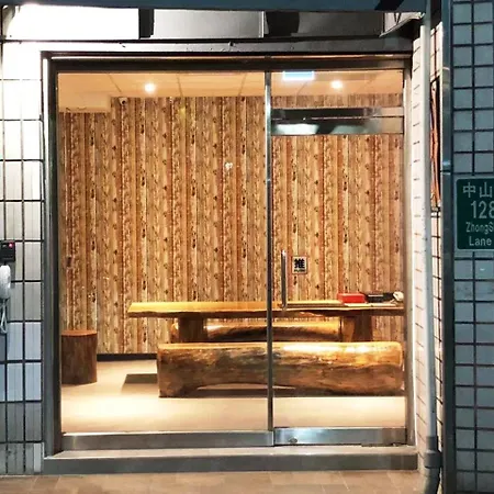 Red 13 Apartment